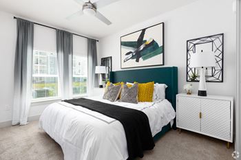 Bedroom with cozy bed1